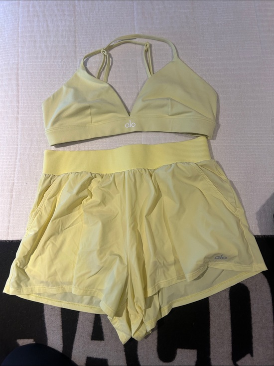 ALO Yoga Tops - Alo yellow set